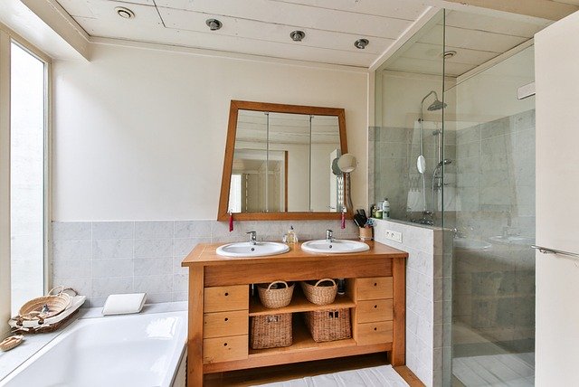 bathroom-2132342_640