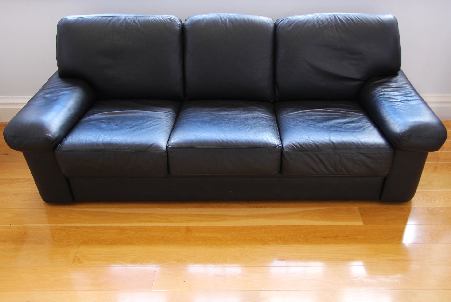 leather-sofa-2415619_1920